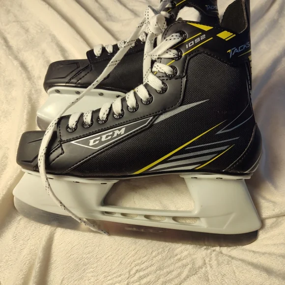 ccm 1092 tracks Adult Size 9 Ice Skates - Picture 6 of 14